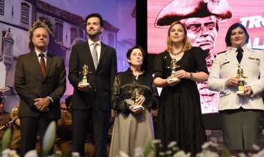 Presidente da Assembleia de Minas recebe o Troféu Alferes Tiradentes