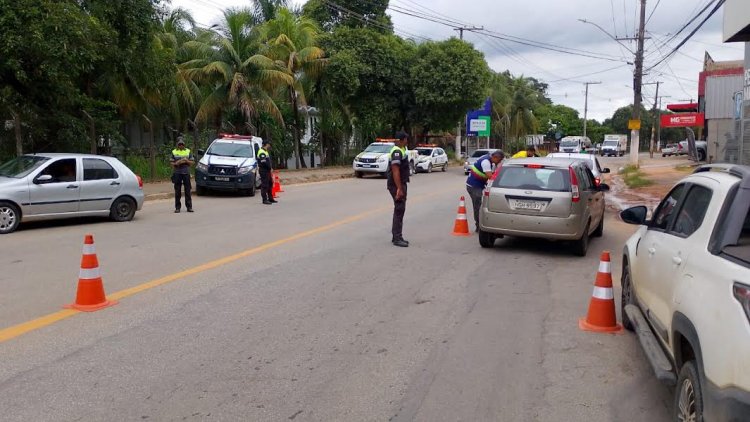 Timóteo realiza blitzes educativas sobre a importância de seguir as normas de trânsito.