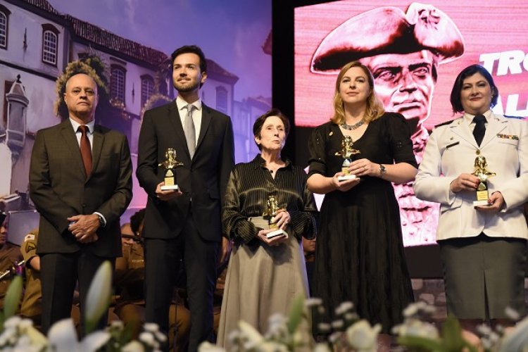 Presidente da Assembleia de Minas recebe o Troféu Alferes Tiradentes