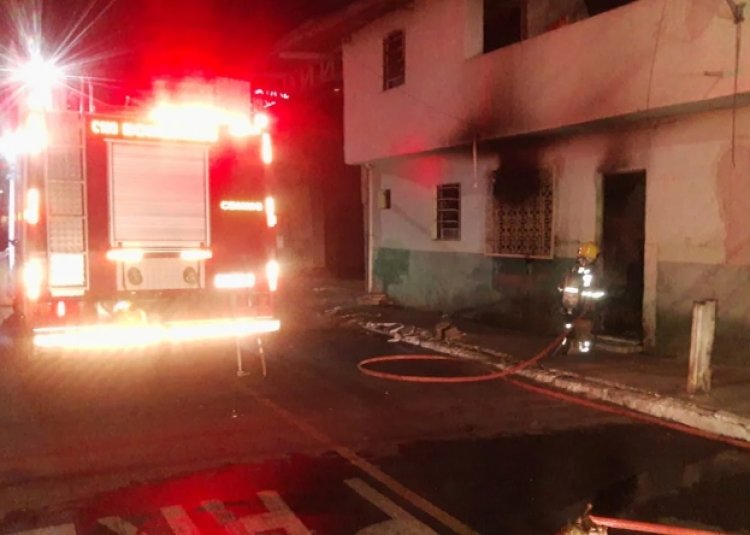 Incêndio devora casa de dois pisos em Coronel Fabriciano.