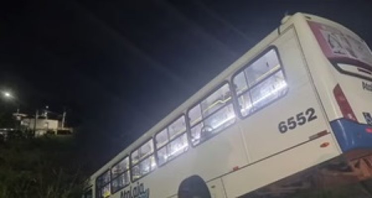 Um homem ficou ferido em São Cristóvão após um ônibus e um carro despencarem em ribanceira