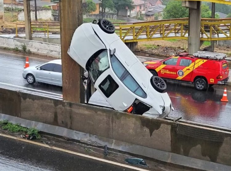 Carro capota na BR 376, em Ponta Grossa