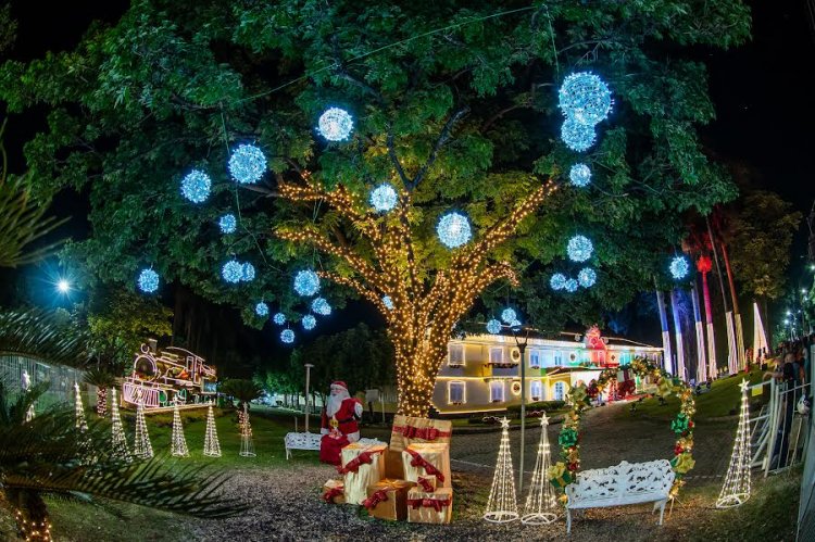 Iluminação da Fundação Aperam acende magia do Natal em Timóteo