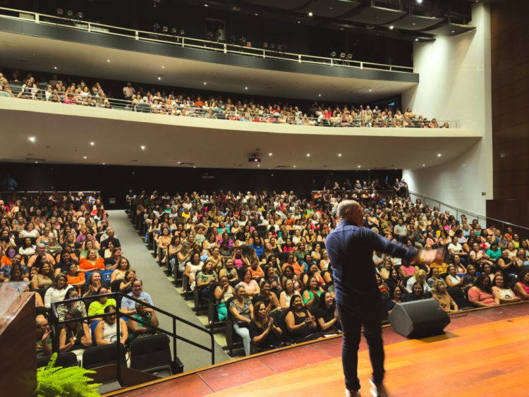 Aula inaugural do ano letivo de 2025 reúne 1.400 educadores da rede municipal de Ipatinga