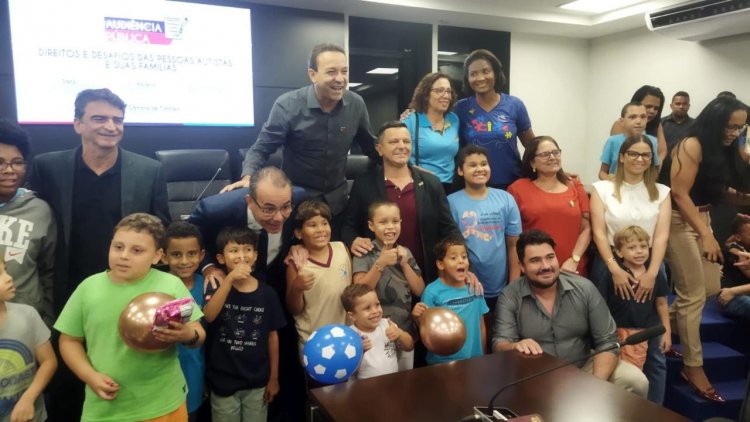 Prefeito Vitor Prado participa de audiência e garante atenção aos autistas e familiares